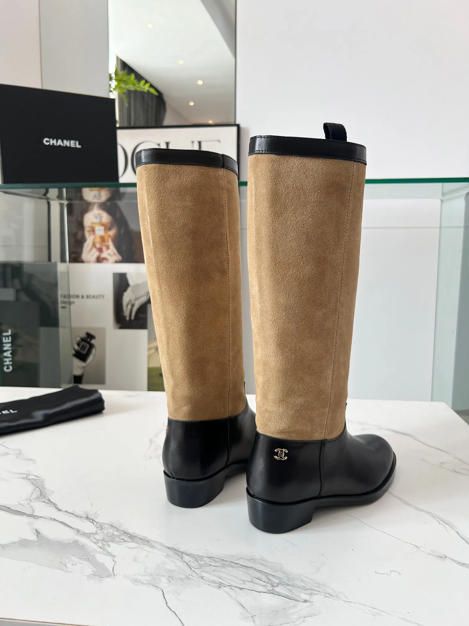 👟👟Ex-factory price 780👟👟 Top quality🔥Chanel Chanel 25 autumn and winter small fragrant suede color-blocked knight mid-high boots! Retro style boots Western cowboy boots! Unique western boot design with smooth curves and irregular edges like free lines in the wilderness! With a casual and free flavor. Let every step be uninhibited and refined! Whether it is paired with smart suit pants to create a cool urban style, or matched with an elegant dress to create a strong and soft aesthetic. Or pair it with jeans to create an authentic western style! The upper is made of first-layer cowhide stitched with suede. The lining is made of water-dyed cowhide. Code number: 35-40 (41 is custom-made and cannot be returned or exchanged). Comes with original bag.